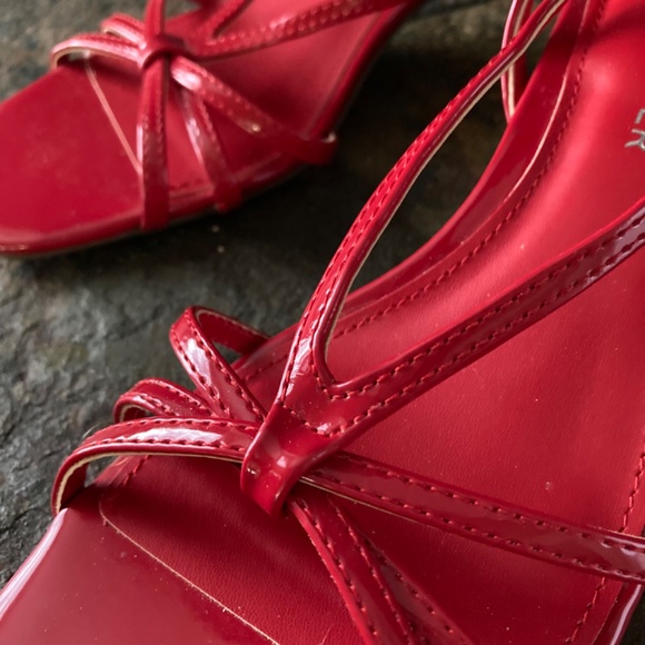 NWOB Marc Fisher Patent Red Holiday Strappy Kitten Heel Sz 5.5 - Picture 8 of 8